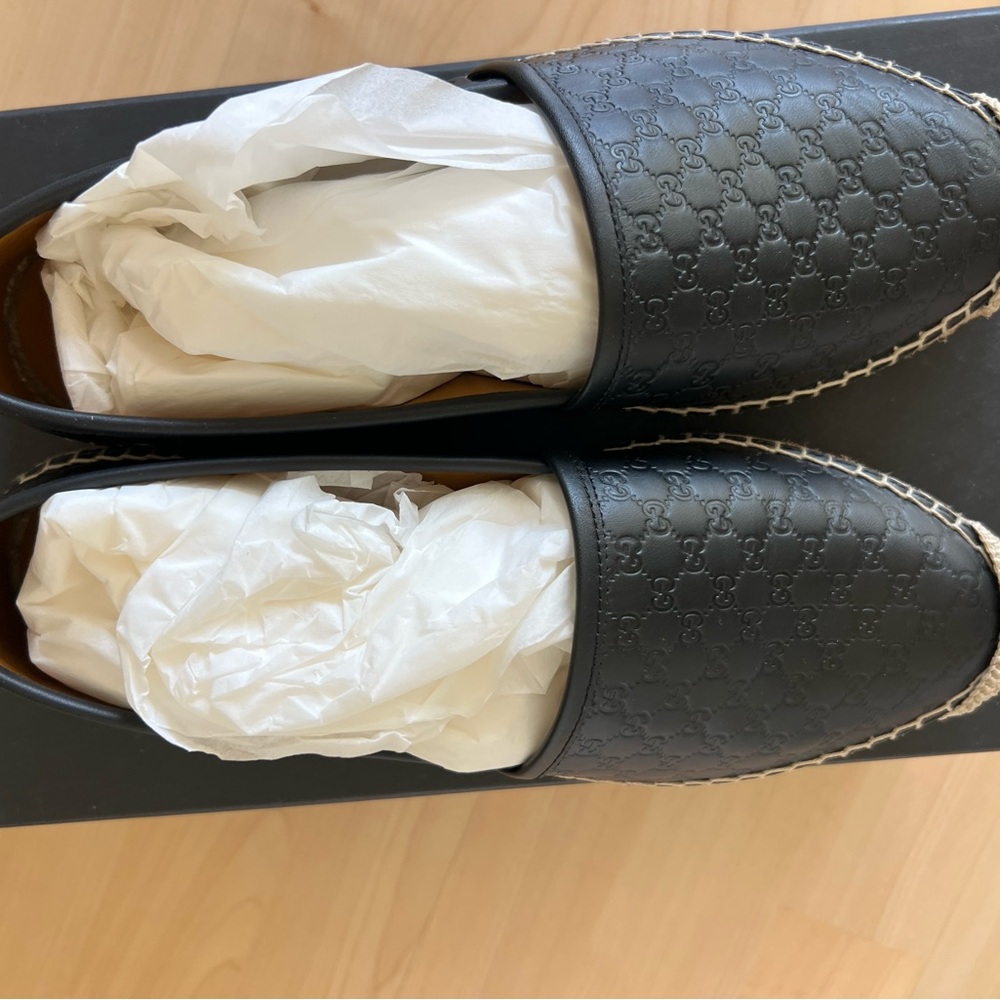 Gucci Black Leather Loafers with Embossed Design - Picture 5 of 8